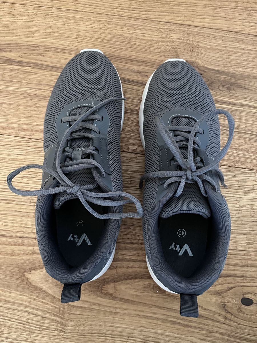 Scarpe da uomo: Vty Hallenturnschuhe Gr 42 – Usato da Russikon venduto da sparklingvision 4