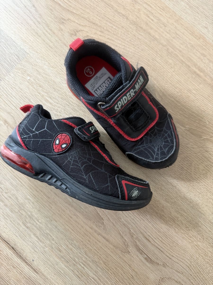 Schuhe für Jungen: Marvel Spiderman Kinderschuhe Sneakers, Grösse 26 – Gebraucht aus Füllinsdorf von had_kv5k