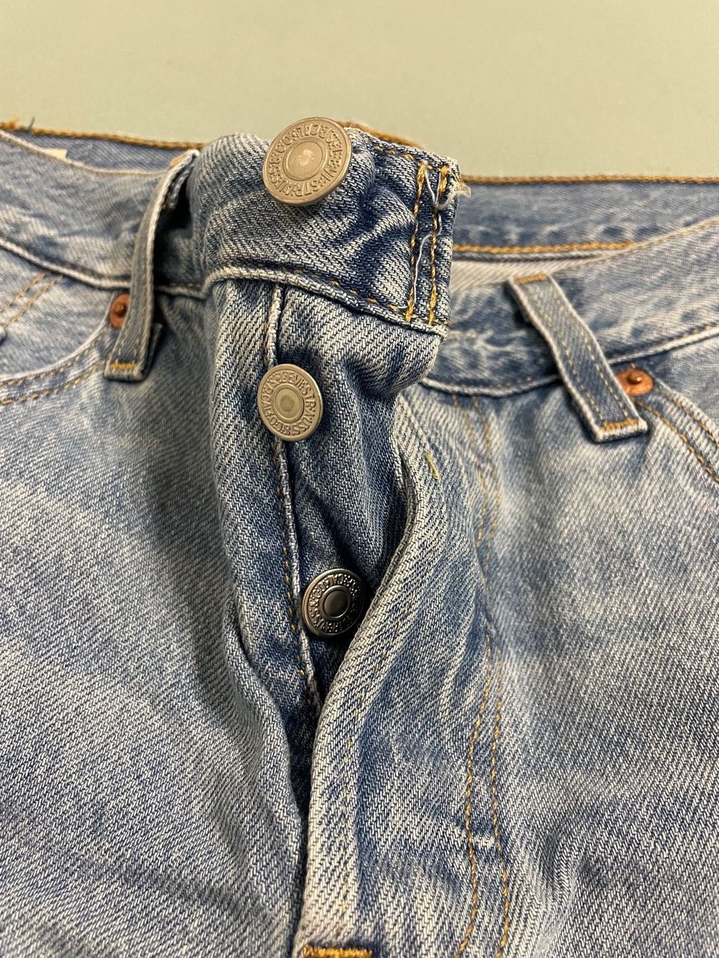 Levi's Pantaloni: Levi's 501 Jeans Shorts – Usato da Basel venduto da Robyn20 2