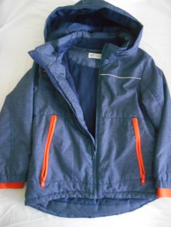 Winterjacke mit abnehmbarer Kapuze Gr. 122