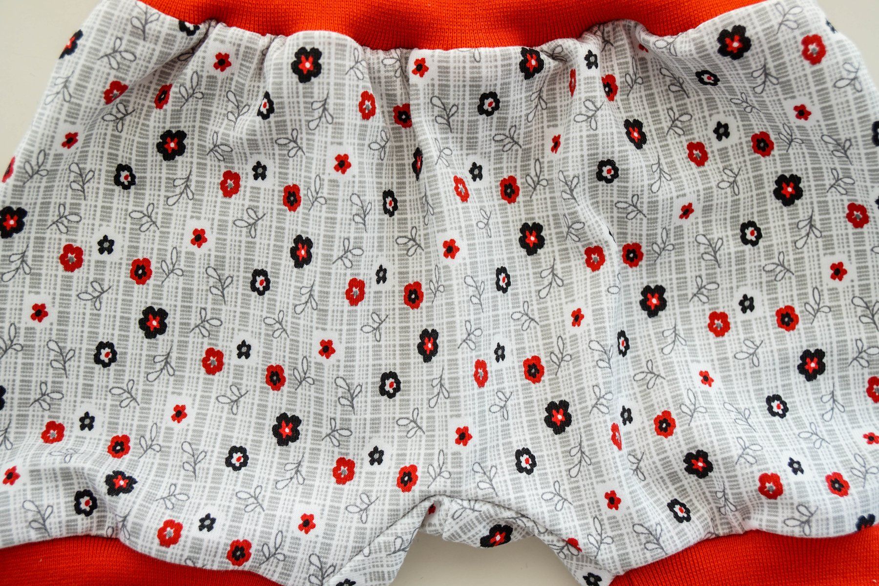 Hosen: Kurze Pumphose mit Blumen 56/62 NEU – Neu und originalverpackt aus Zürich von sambaum 1