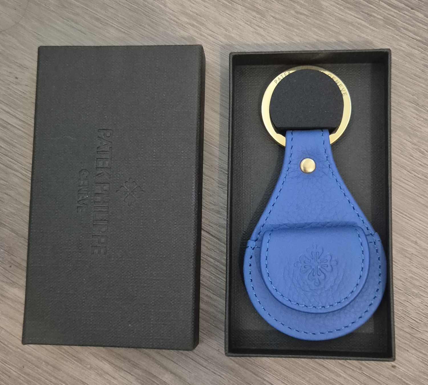 Patek Philippe Orologi: Porte clés en cuir bleu, Patek Philippe  – Nuovo e nell'imballaggio originale da Plan-les-Ouates venduto da geg_5zl5