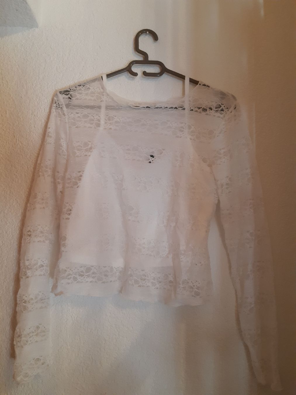 Tops: Spitzenstoff Oberteil mit kurzem Top weiss – Gebraucht aus Toffen von Gwunderegge77