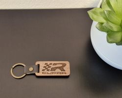 Schlüsselanhänger aus Holz mit Cupra R-Logo – Sportliches