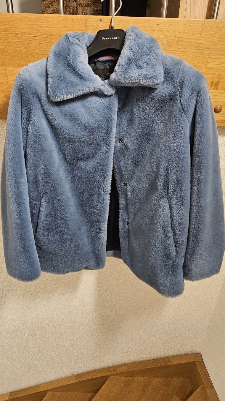 Cinque Giacche: CINQUE Kunstfelljacke Hellblau, elegant und superweich Gr.36 – Usato da Immensee venduto da MaFiFe94
