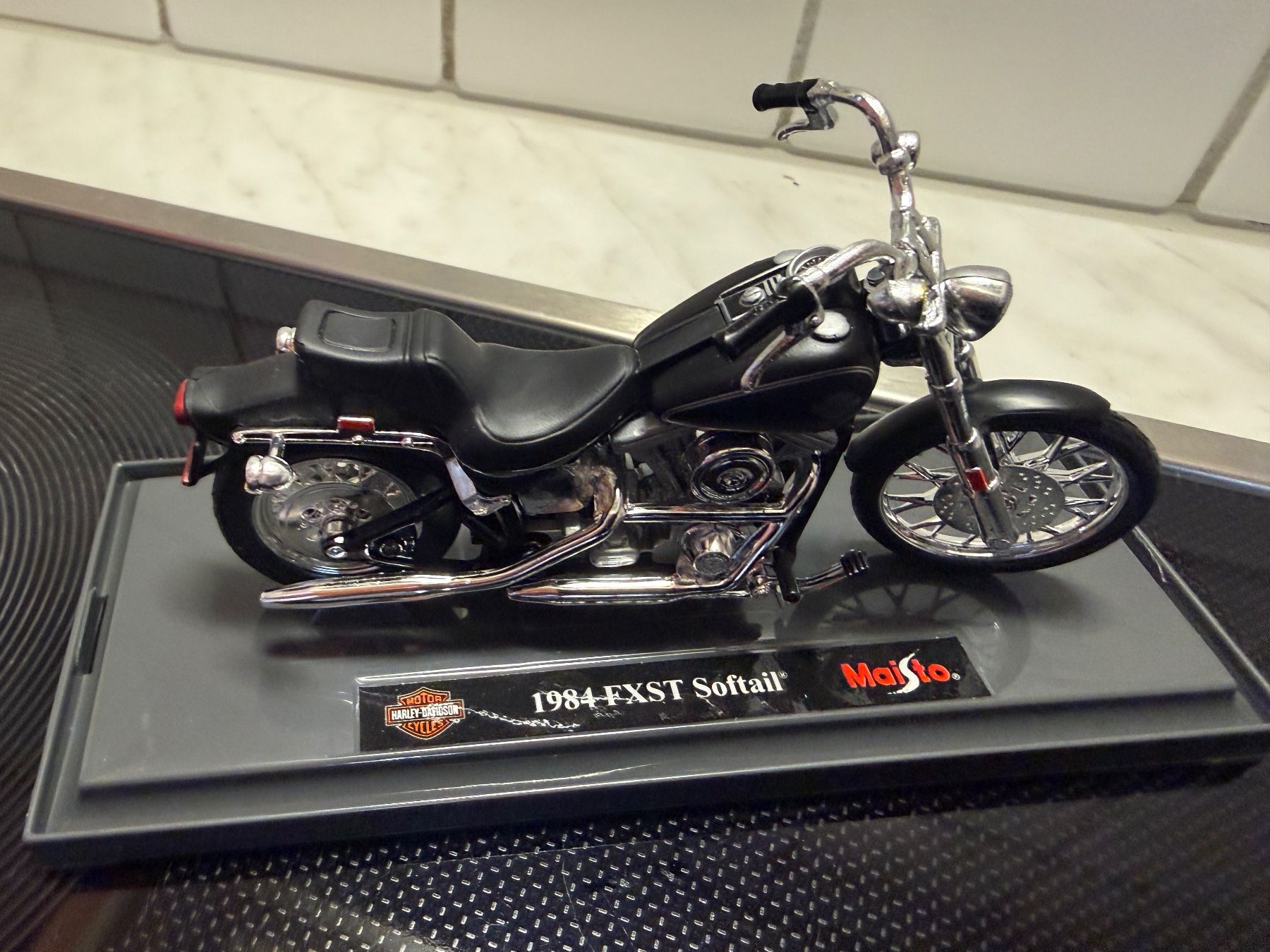 Maisto Modellini d'auto: Harley Davidson 1984 FXST Softail 1/18 – Nuovo e nell'imballaggio originale da Messen venduto da Versber 5