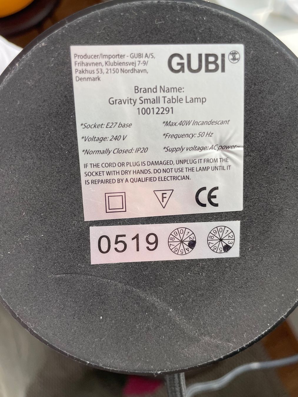 Lampade: Gubi Gravity Table Lamp Small - Black/White - Like new #1 – Nuovo (secondo la descrizione) da Meilen venduto da TN20 9