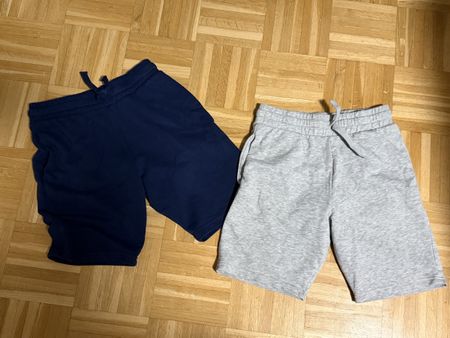 Lot de deux shorts en coton bleu et gris 