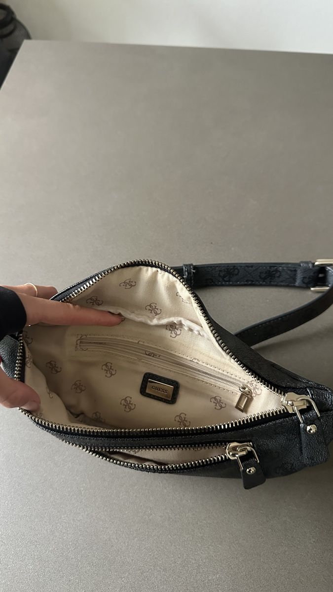 Guess Borse da donna: GUESS Bauchtasche grau/schwarz Monogramm – Nuovo (secondo la descrizione) da Waldstatt venduto da Car_na 2