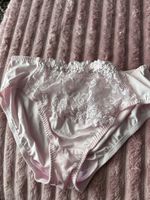 Zarter rosa Damenslip mit Spitze, ungetragen