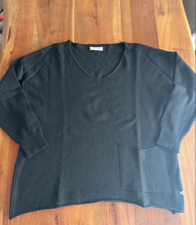 Schwarzer Please Strickpulli