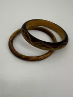 Zwei Armreifen aus Holz 