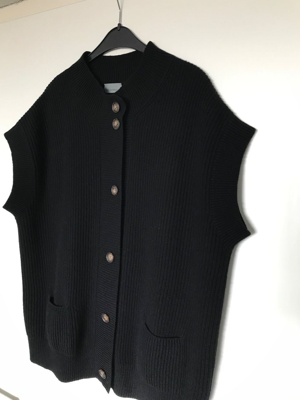 Gilet & Giacche senza maniche: Schwarze Cashmere Strickweste mit Knöpfen – Usato da Niederteufen venduto da mix18 1