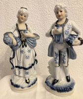 Porzellanfiguren Paar, Rokoko Stil, blau weiss Gold Dekor.