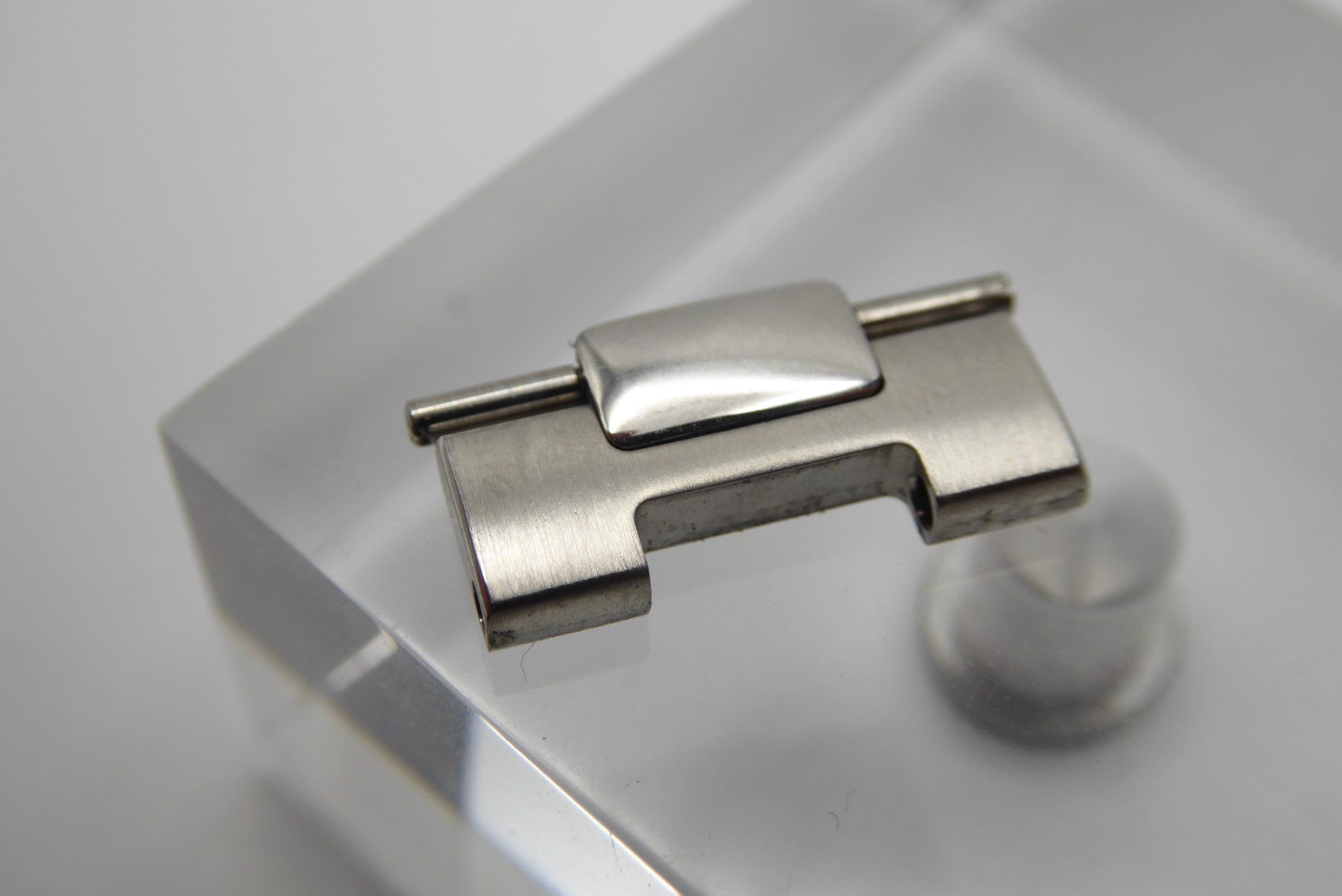 Patek Philippe Montres: Patek Philippe Nautilus link screw 17mm – D'occasion à Geneve par adr_xk6n 1