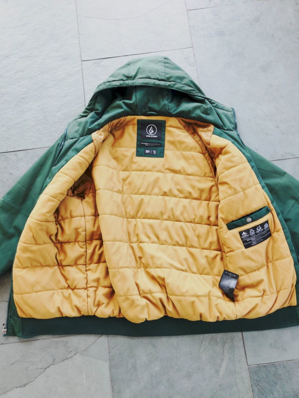 Volcom Giacche: Volcom Snowboard Winterjacke - Grösse M – Usato da Zürich venduto da Matthieu60 1