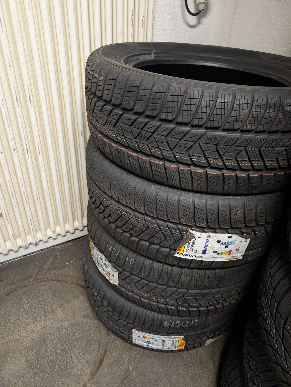 Pirelli Pneus & Kompletträder: Winterreifen  – Neu und originalverpackt aus Dürrenäsch von Pneu-Idris