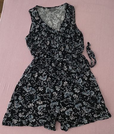 Jumpsuit Yessica Blumenmuster Schwarz Grösse 44. Neuwertig.