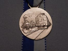 Vergoldete Medaille Bahn Zug Lok Dampflok Huguenin 1974 CH
