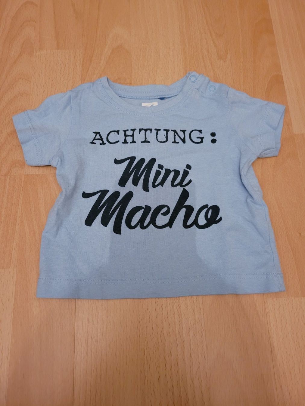 Hemden, Tops & T-Shirts: T-Shirt Achtung mini Macho gr. 62 – Gebraucht aus Inwil von Flower2325