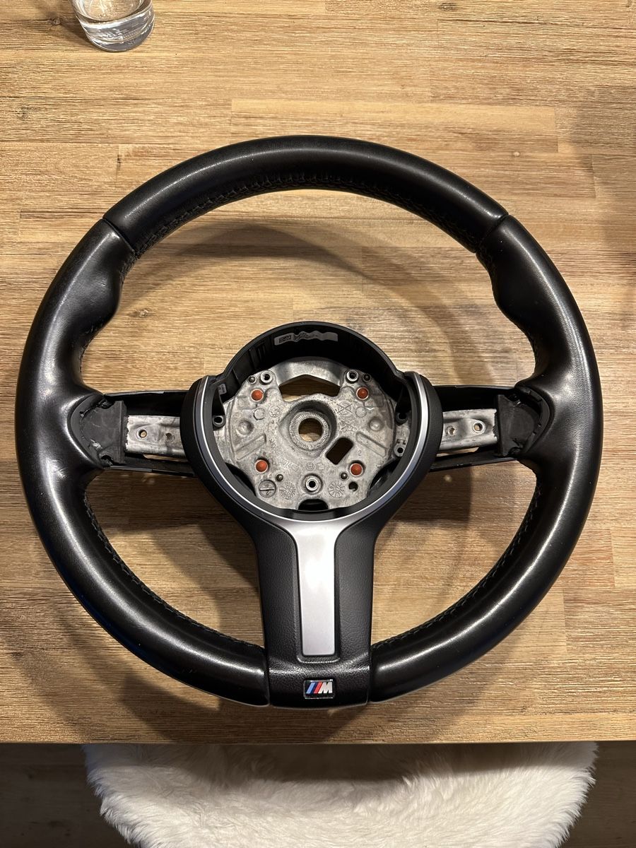 BMW Tutti pezzi di ricambio auto: BMW M Lenkrad Leder M-Performance – Usato da Zeiningen venduto da luc_z8vd