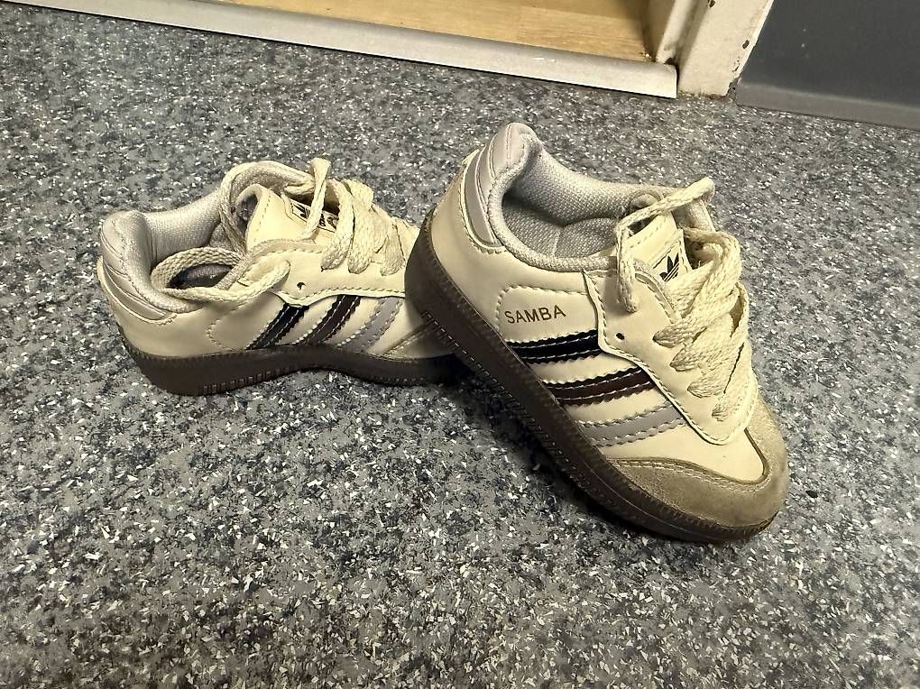 Scarpe per ragazzi: Adidas SAMBA GR.23 Kinder Schuhe  – Usato da Kloten venduto da Privat2011 2