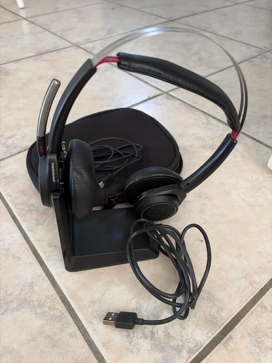 Plantronics Kopfhörer: Plantronics Headset mit Ladestation und Tasche – Gebraucht aus Basel von Bella-94 1