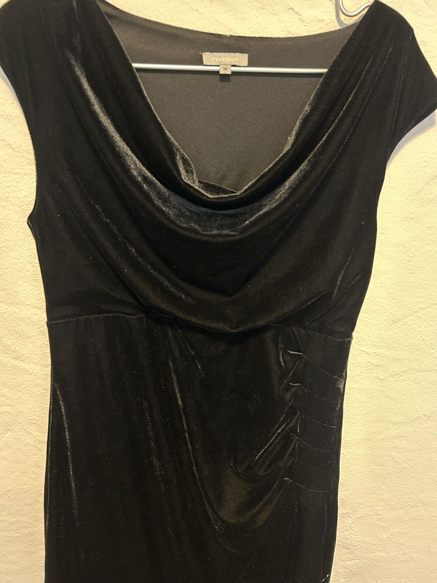 Kleider: Maddison Schwarzes Samtkleid M – Gebraucht aus Muri AG von Mkikus 2