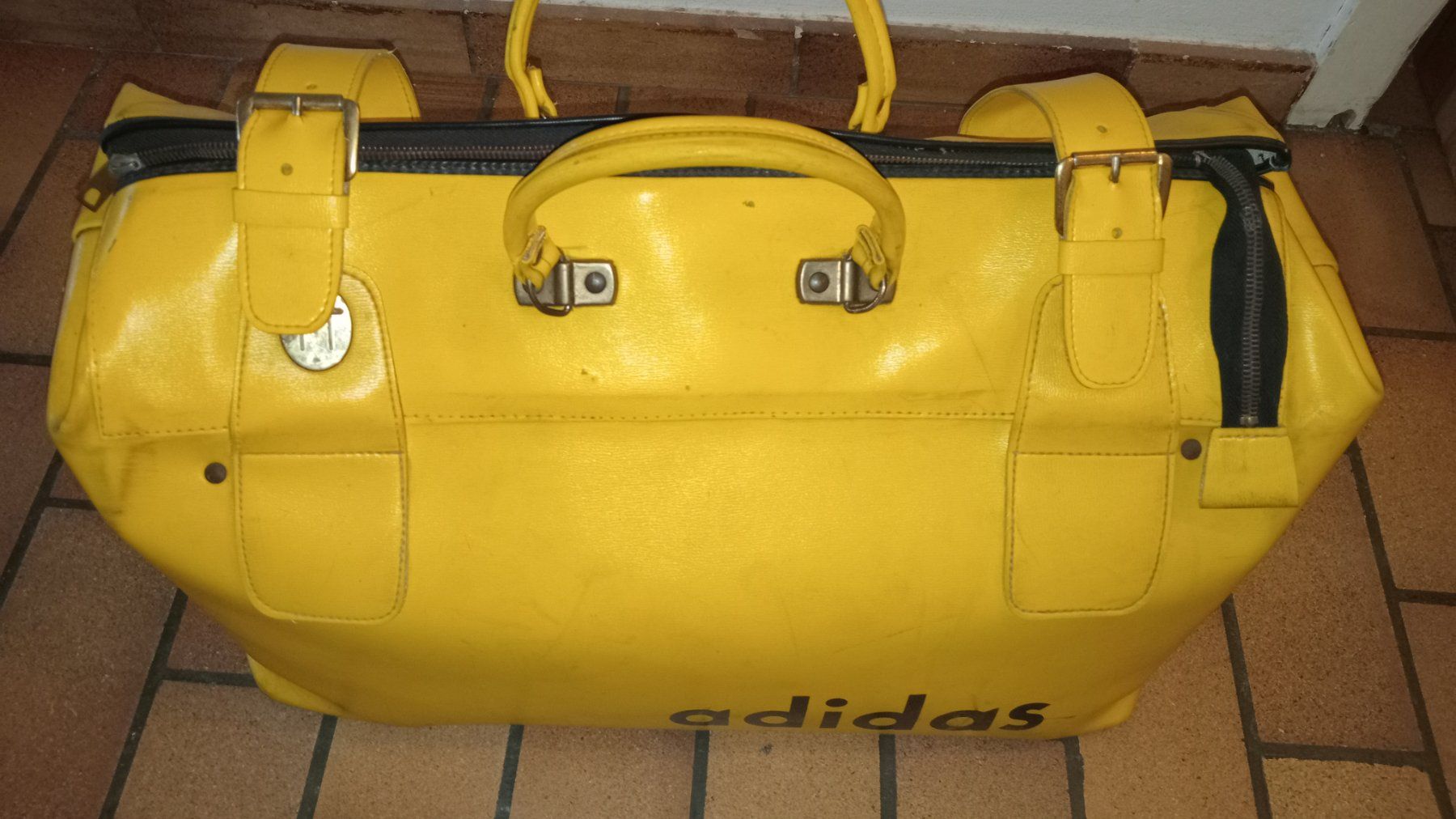 Adidas Taschen: Adidas Leder Tasche Vintage – Gebraucht aus Wallisellen von DucanIntertribal 3