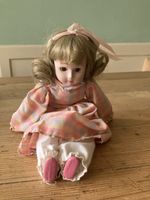 Antike Porzellanpuppe mit rosa Kleid, Vintage!