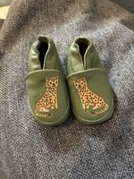 Baby Krabbelschuhe Leder grün mit Leoparden Motiv