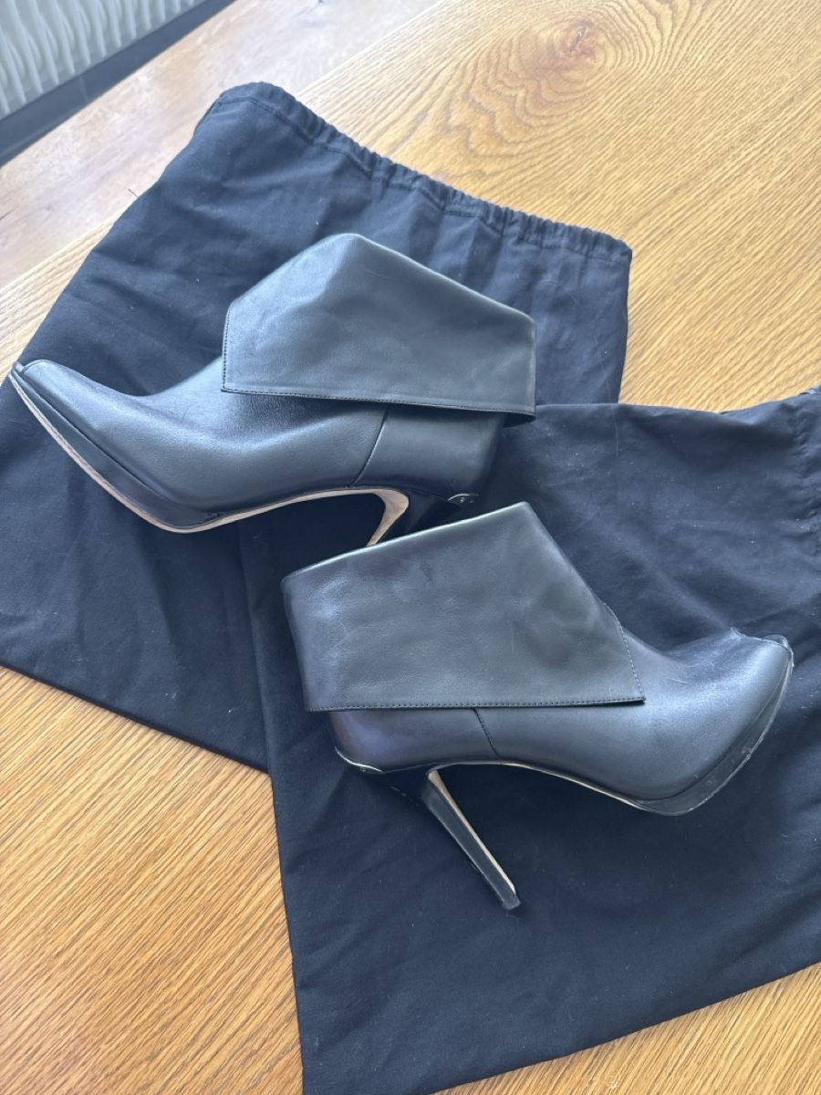 Michael Kors Scarpe da donna: Chic Black Leather Heeled Ankle Boots - Michael Kors – Usato da Oberglatt ZH venduto da Sale12 2