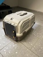 Robuste Hundebox mit Metalltür  beige-braun