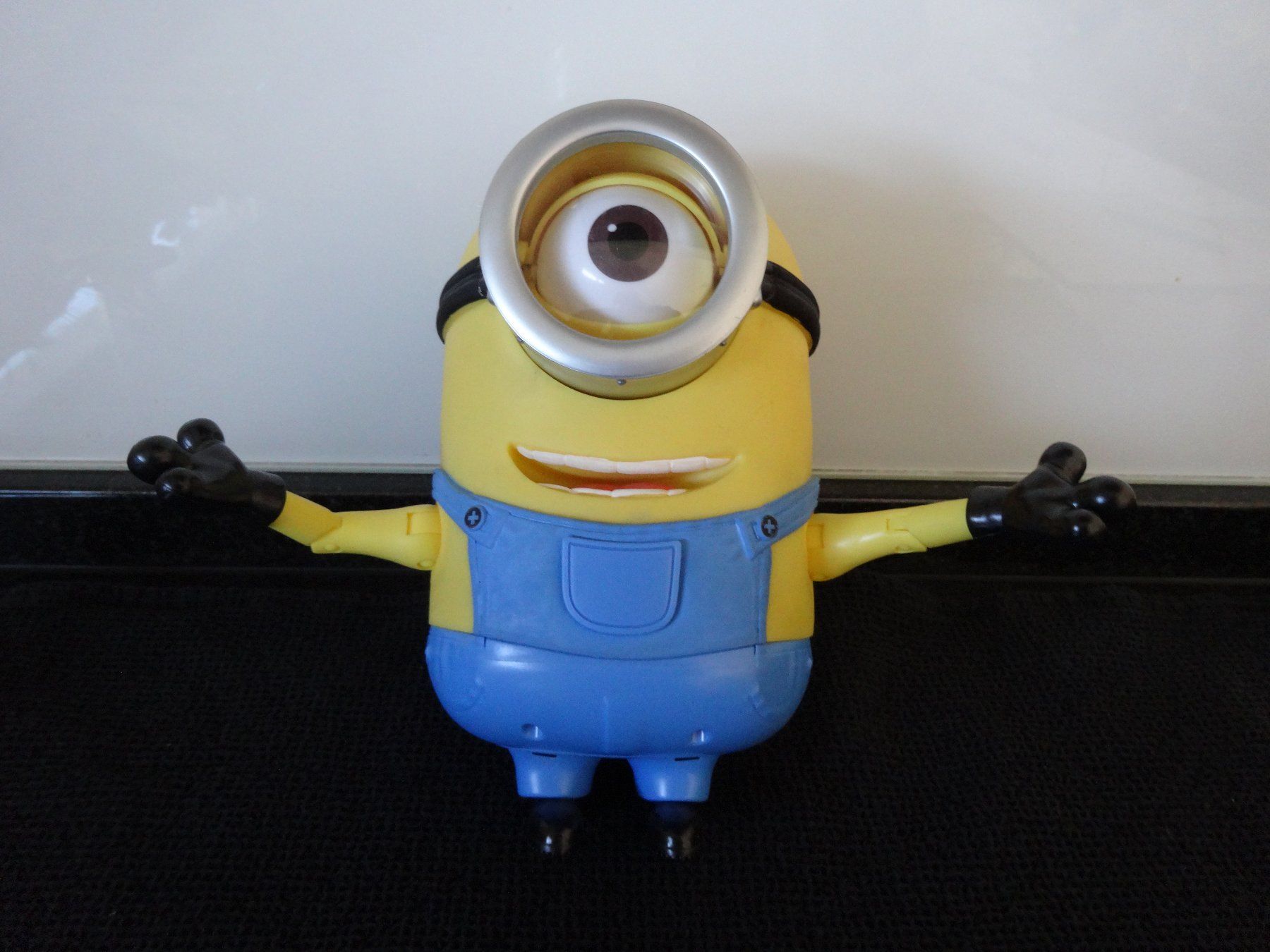 Figuren: Sprechender Minions mit Gitarre – Gebraucht aus Neerach von  4