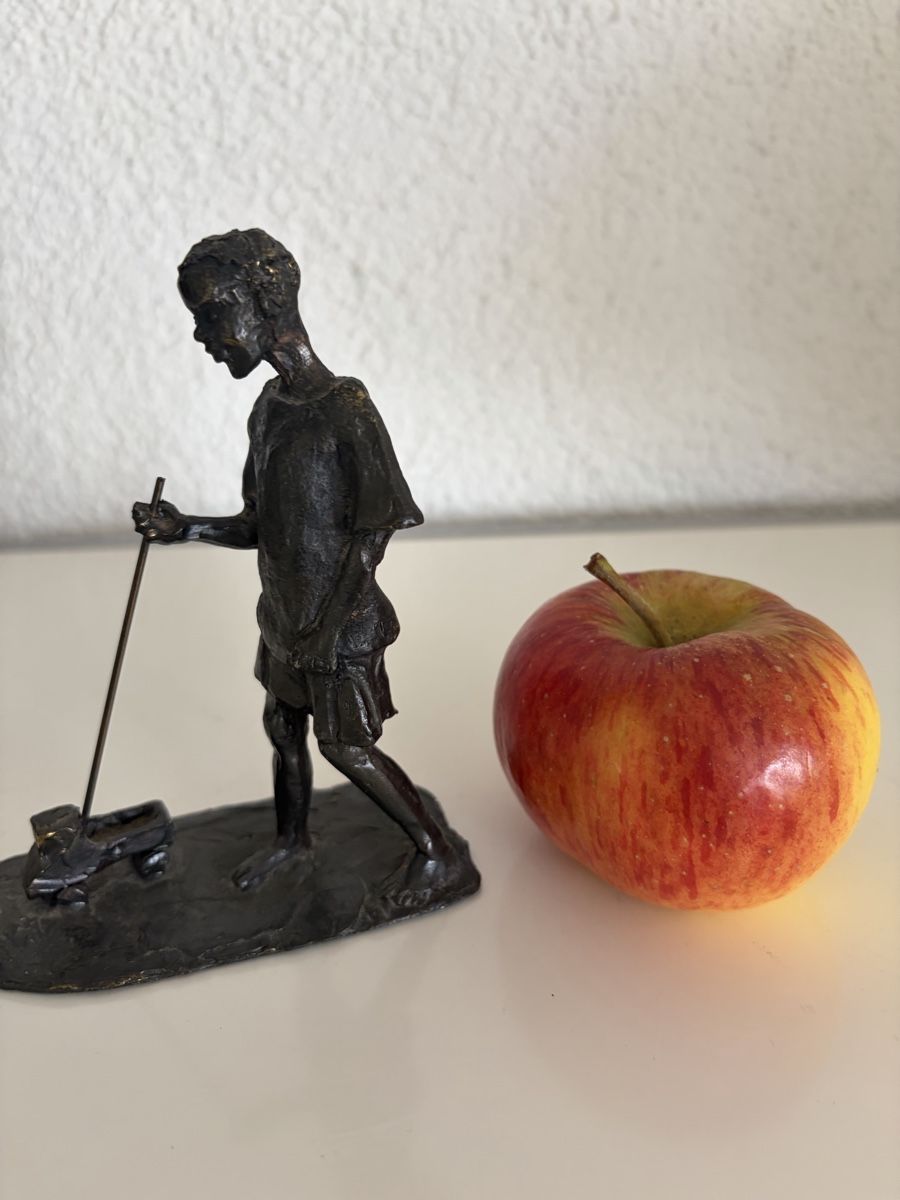 Sculture & Statue: Bronze, Kleiner Junge mit Spielzeug, unl, monogrammiert – Usato da Zürich venduto da eileenchen1 1