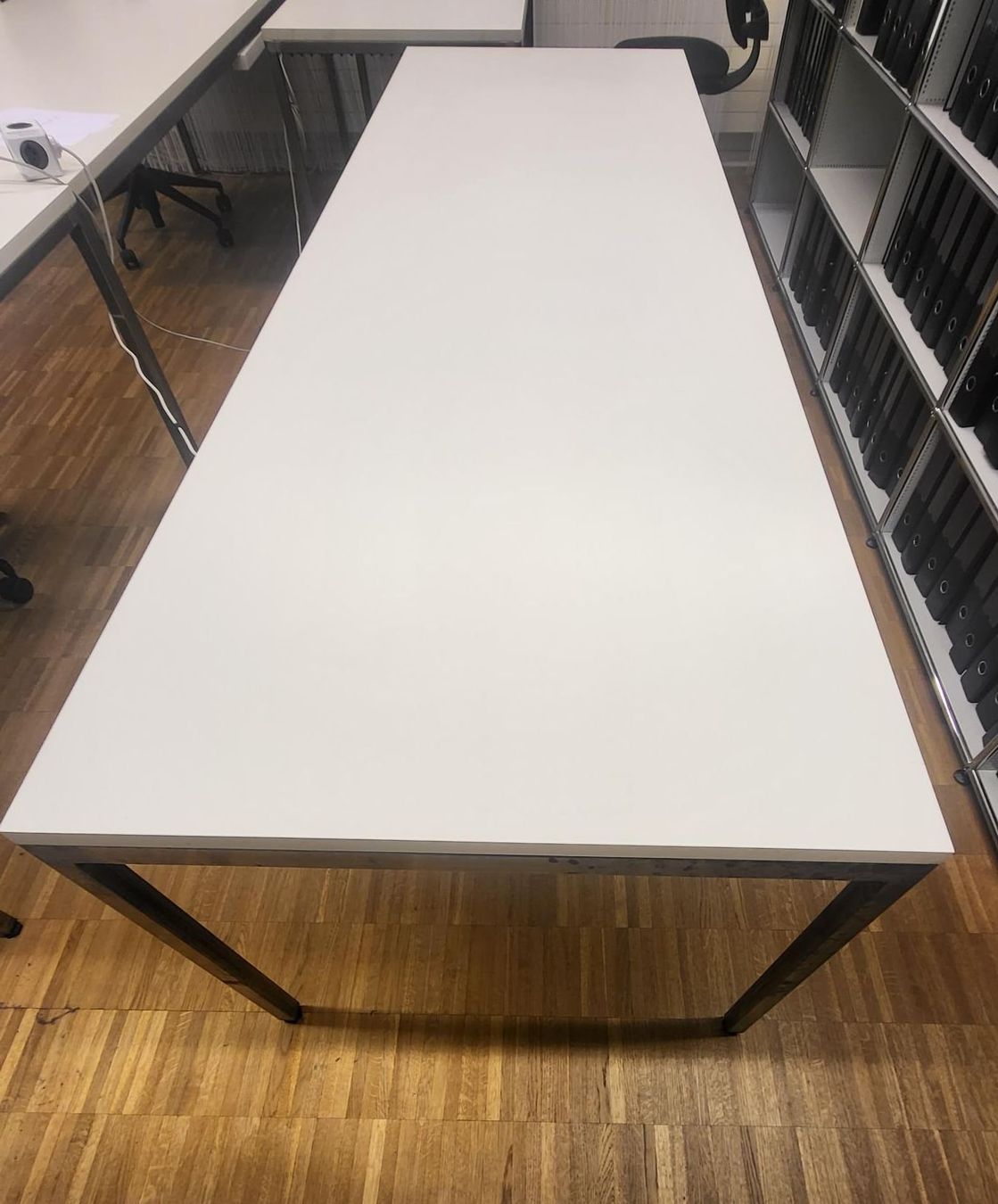 Bureaux: Bürotisch 2.5m x 0.8m – D'occasion à Zürich par cas_9dsr