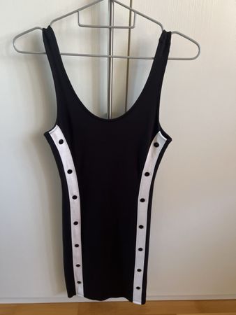 Enges Kleid