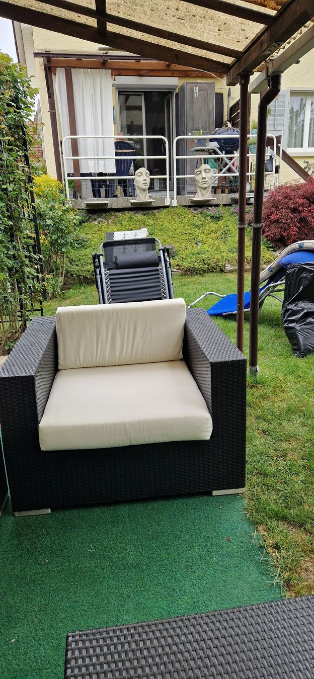 Sedie a sdraio: Polyrattan Lounge Sitzgruppe mit Tisch dunkelgrau – Usato da Oberentfelden venduto da Rstoller 3