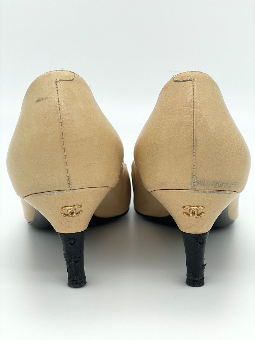 Chanel Scarpe da donna: Chanel Tow-Tone Cap Toe Pump EU 36.5 Beige – Usato da Zürich venduto da shoe_shop 4