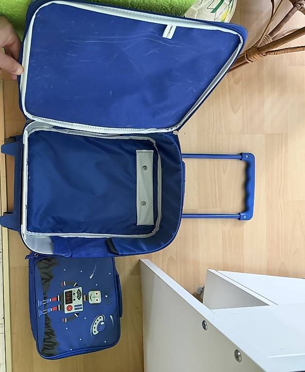 Valigie: Kinder Rollkoffer und Necessaire – Usato da Egerkingen venduto da Illmatic89 1