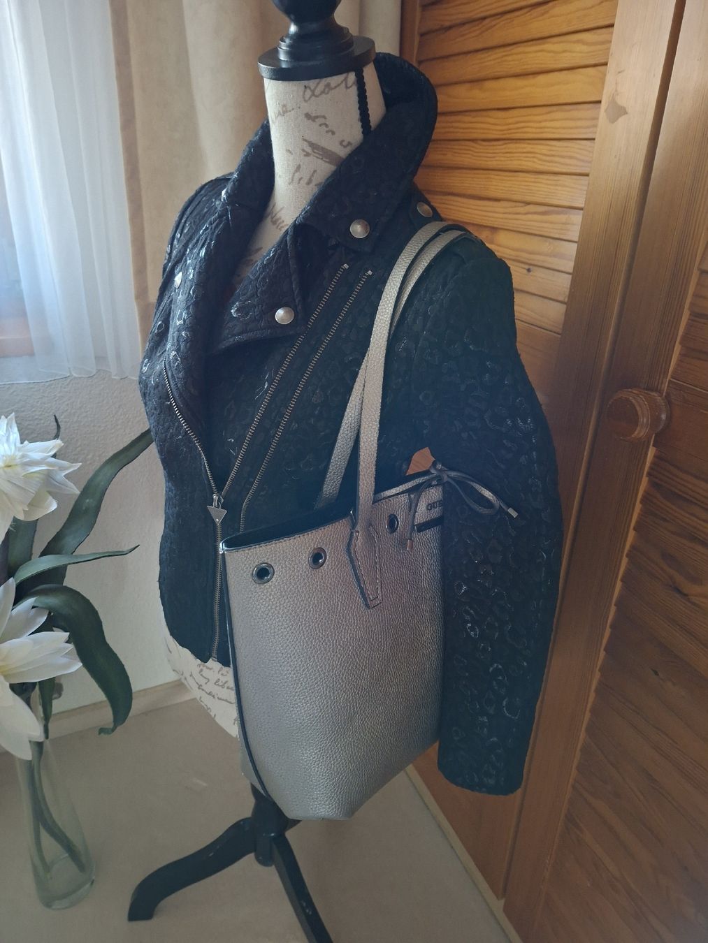 Guess Borse da donna: Guess Wende-Tasche schwarz/silber – Usato da Barzheim venduto da spitz01 8