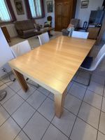 Esstisch Holz mit 4 Freischwinger-Stühlen