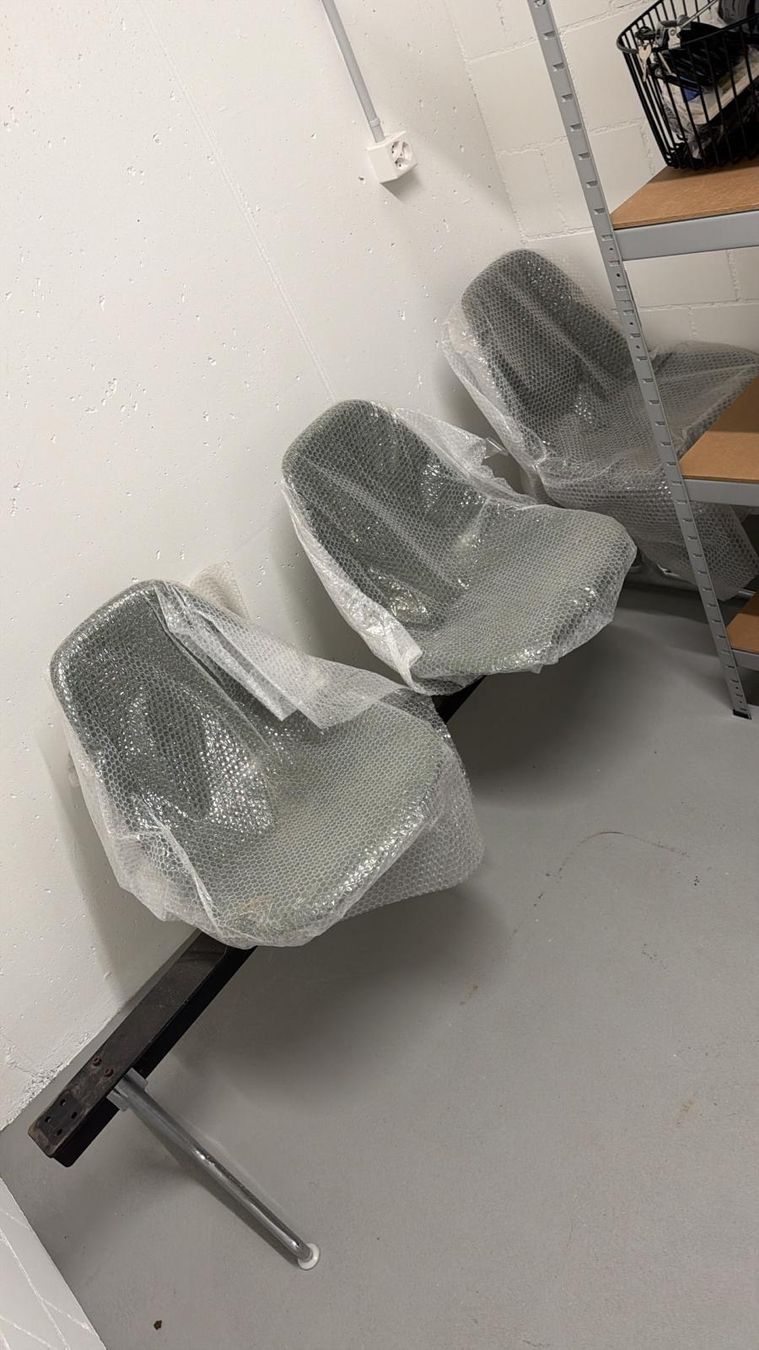 Bänke: Eames tandem seating mit Tisch – Gebraucht aus Ueberstorf von ais_b6zm 1