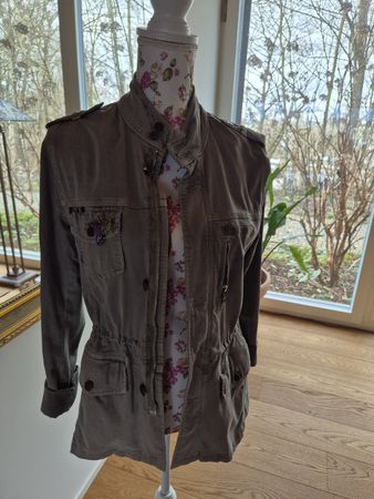 Khaki Übergangs Jacke mit Applikation, Grösse 36