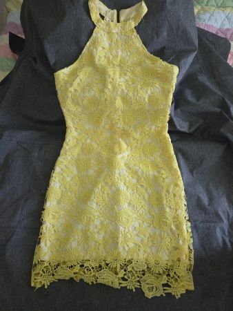 Wunderschönes Neckholder-Spitzenkleid