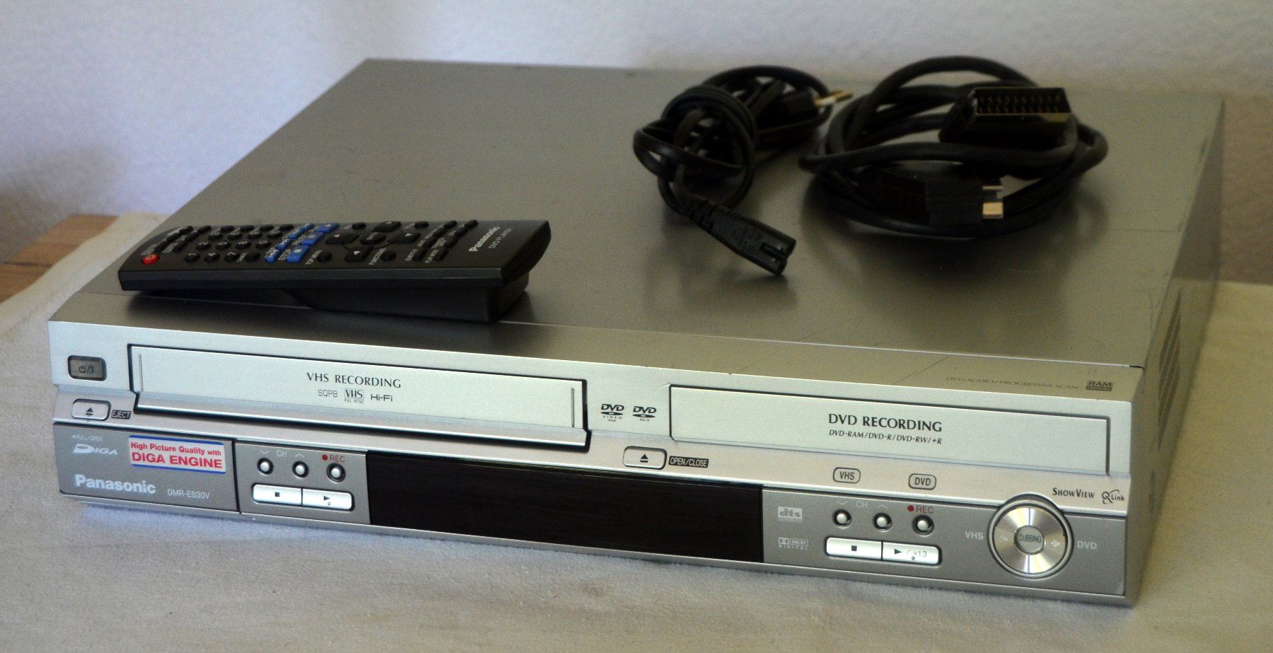 Panasonic Aufnahmegeräte: Panasonic DMR-ES30V  Combo DVD / VHS – Gebraucht aus Collonges von arashee 1