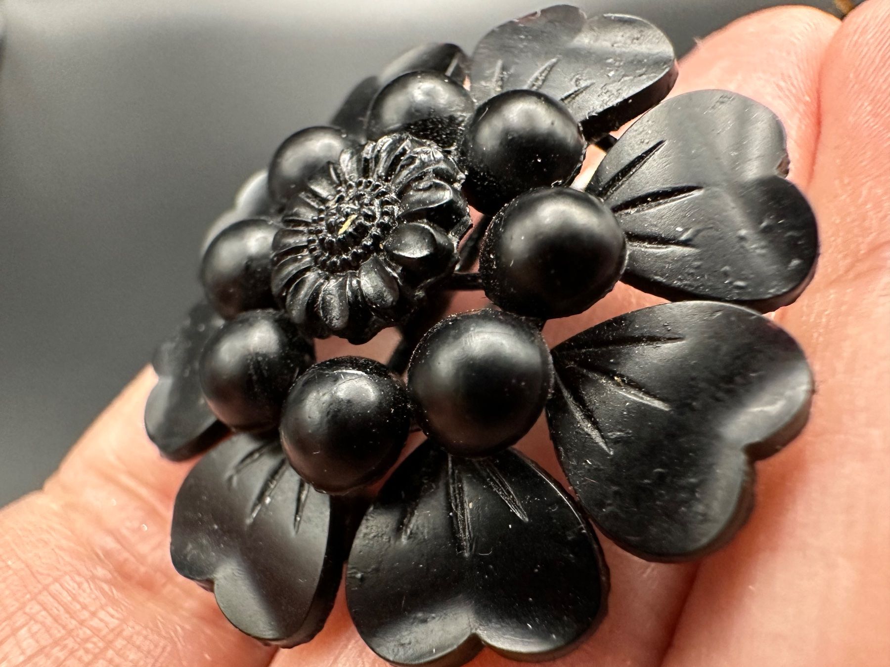 Spille & Fermagli: Schöne Brosche mit Blume, schwarz, Vintage. – Usato da Lamone venduto da LaCantinaMagica
