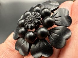 Schöne Brosche mit Blume, schwarz, Vintage.
