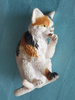 Katze drei farbig sitzend beim putzen  Tier Schleich