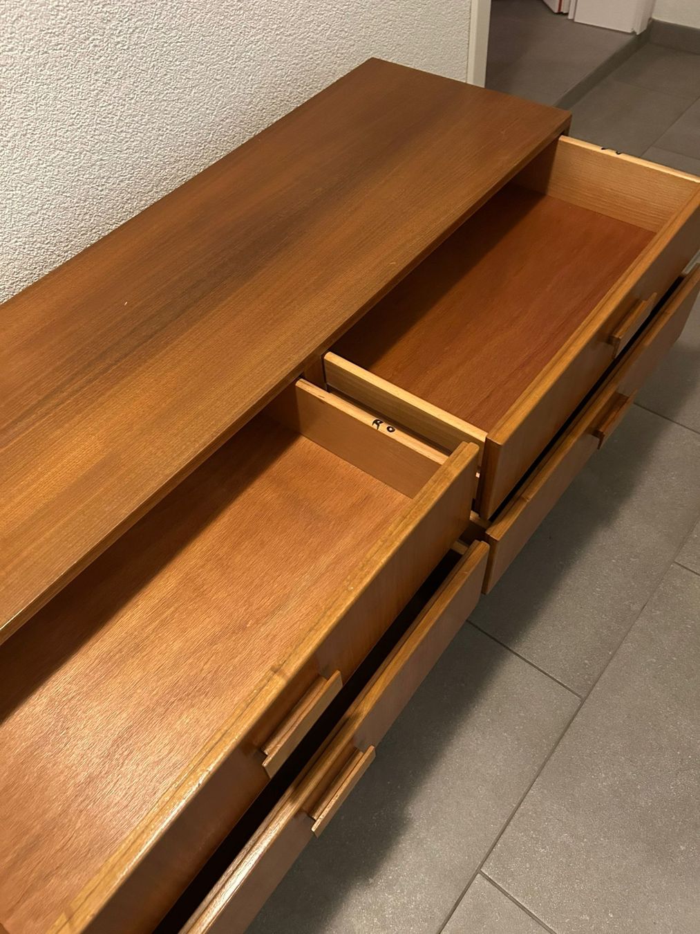 Cassettiere: Sideboard année 50-60 en teck avec 4 tiroirs – Usato da Echallens venduto da VintageMann 2
